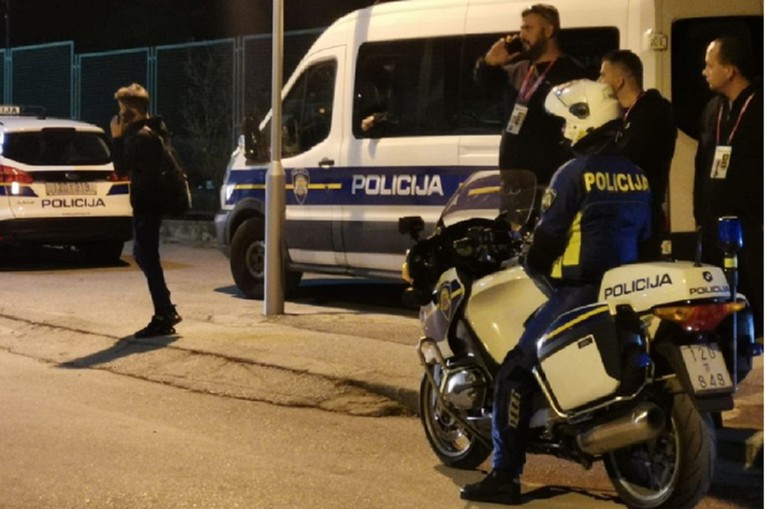 Policija na Poljudu čekala autobus s igračima Hajduka. Panjevi uklonjeni