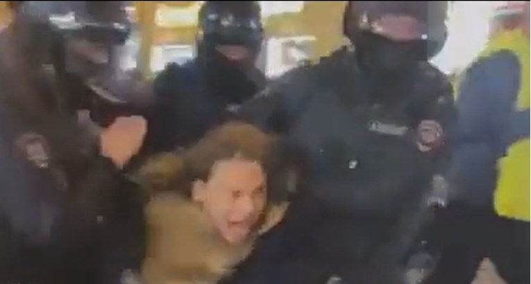 VIDEO Interventna u Moskvi privodi muškarca, on urla: "Ne ratu!"