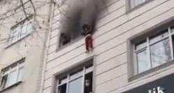 VIDEO Majka u Turskoj bacila četvero djece s trećeg kata kako bi ih spasila od požara