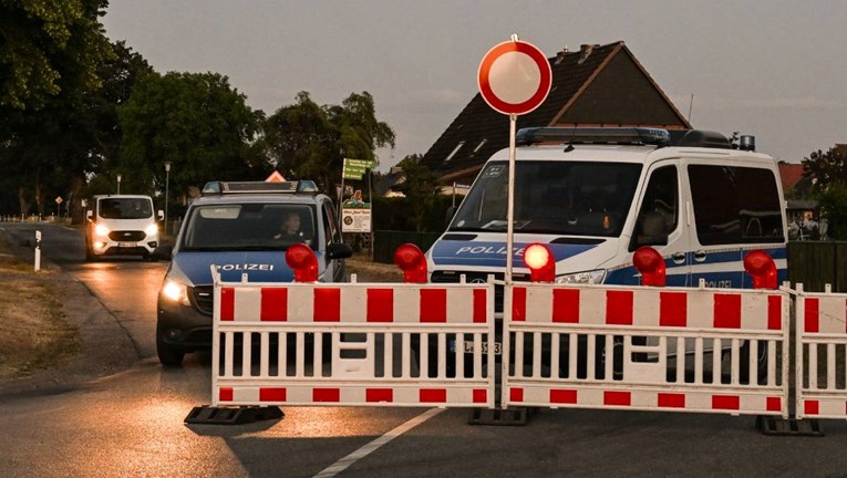 Djecu u Njemačkoj vozio bager. Došlo do nesreće: 2 mrtvih, desetero ozlijeđenih