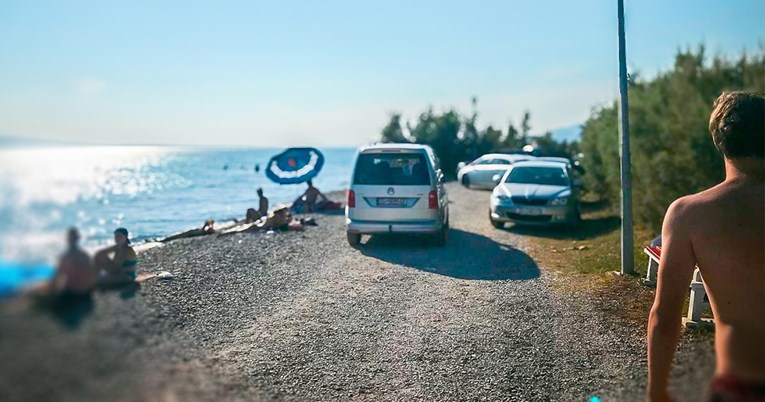 Kupačima na plaži pored glave prolaze auti. Načelnik: Shvaćam da slika nije lijepa