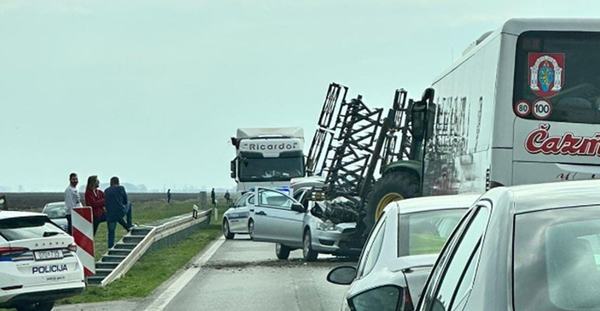 Prometna nesreća blizu Osijeka, sudarili se auto i traktor