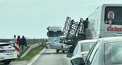 Prometna nesreća blizu Osijeka, sudarili se auto i traktor