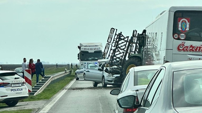 Sudarili se auto i traktor blizu Osijeka
