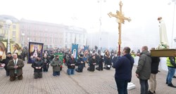 VIDEO Klečavci opet klečali na Trgu bana Jelačića. Fred Matić: Ovo izaziva jezu