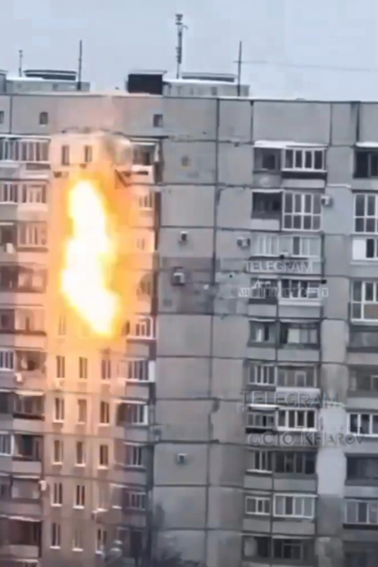 Širi se jeziva snimka iz Harkiva. Ruski dron se zabija u stambenu zgradu