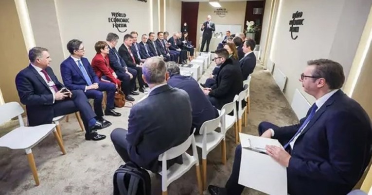 Twitter je prepun sprdnji na račun Aleksandra Vučića: "Ja, na orgijama"