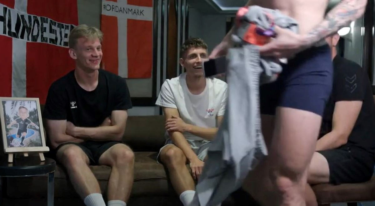 Danski reprezentativac u donjem rublju prekinuo intervju suigrača