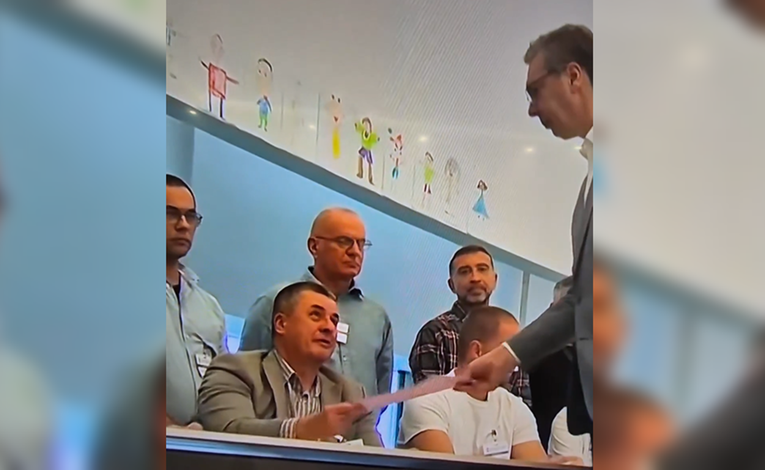 VIDEO Čovjek koji je Vučiću predao listić: Jedva je hodao, znao je da je gotov