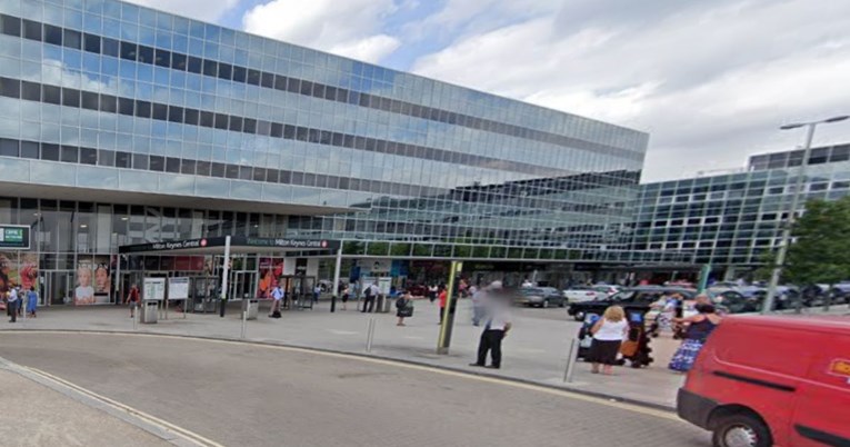 Policija na kolodvoru u Engleskoj upucala muškarca. Imao je pištolj