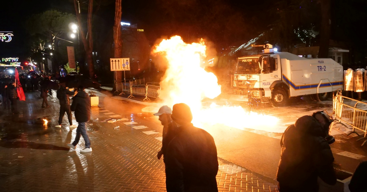 Nasilni prosvjedi u Albaniji. Molotovljevim koktelima gađali zgradu vlade