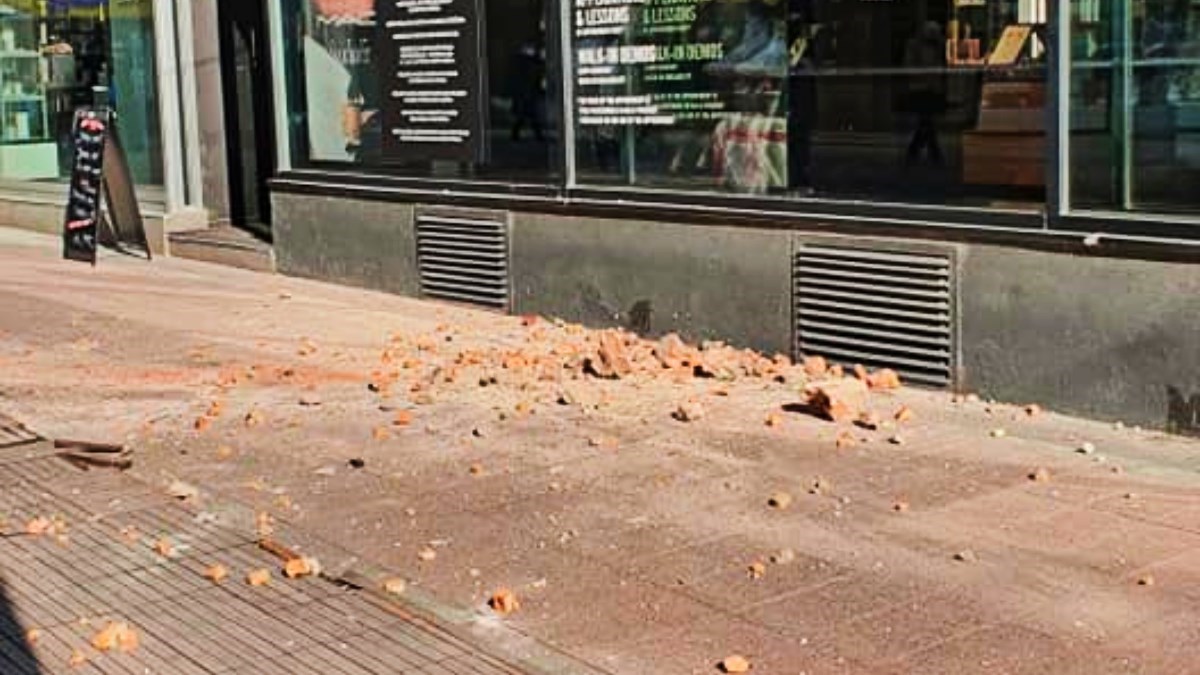 FOTO U centru Zagreba otpali dijelovi s više zgrada i pali na ulicu