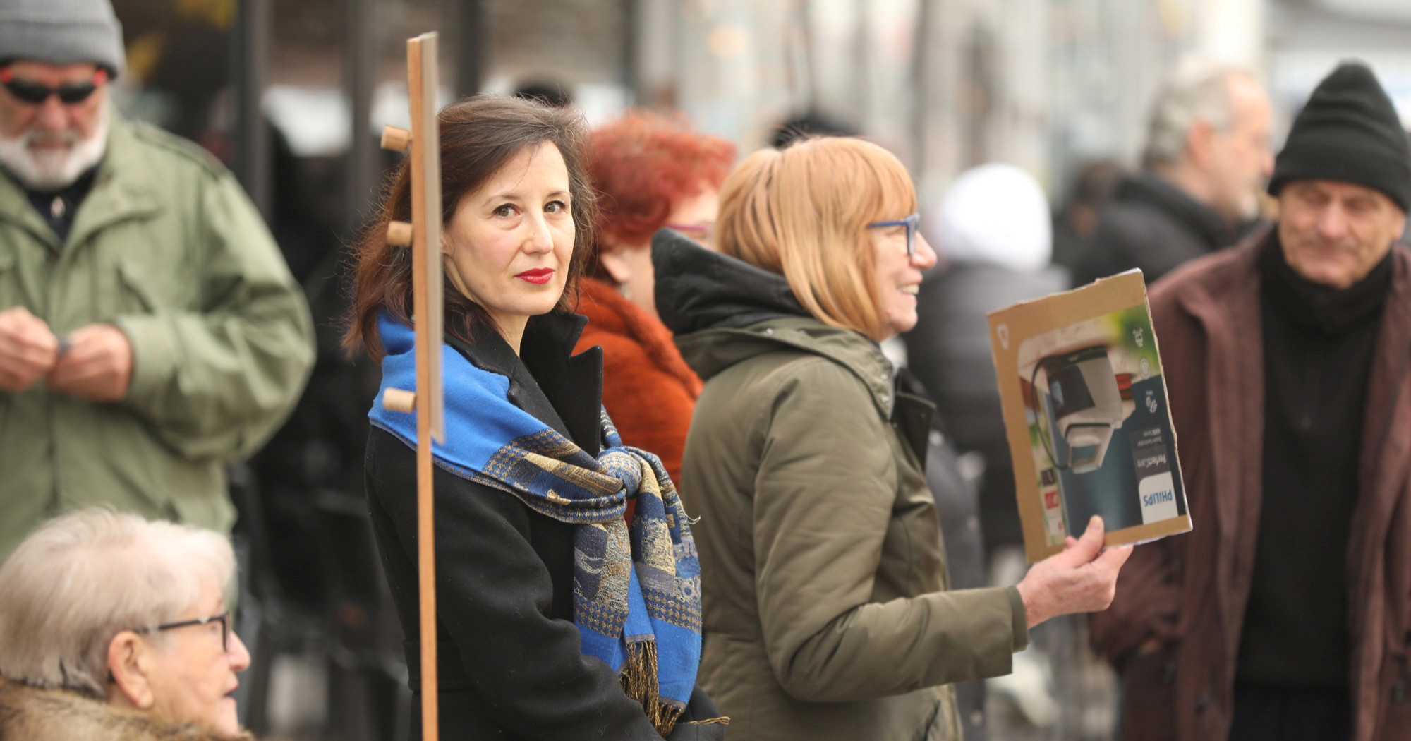 A-HSP-ovci prosvjedovali ispred stana Dalije Orešković, ona izašla pred njih