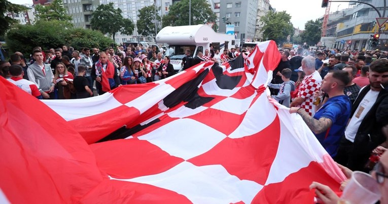 VIDEO Najveća navijačka zastava stigla u Berlin, Vatrene prati već 20 godina