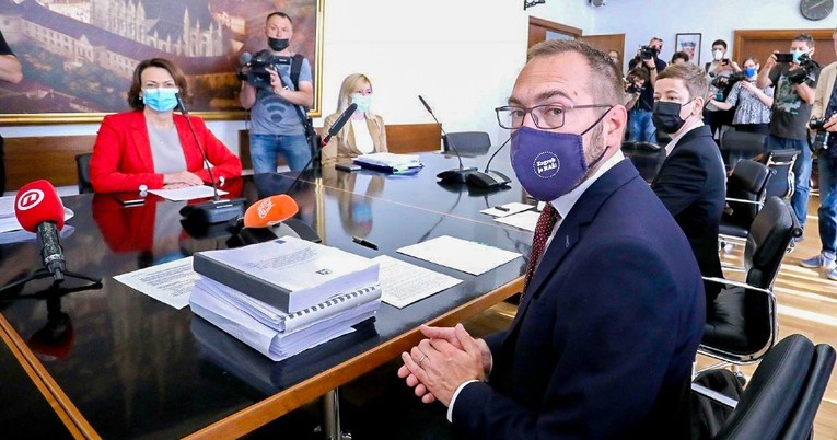 Tomašević tijekom primopredaje vlasti na maski imao simboličan natpis