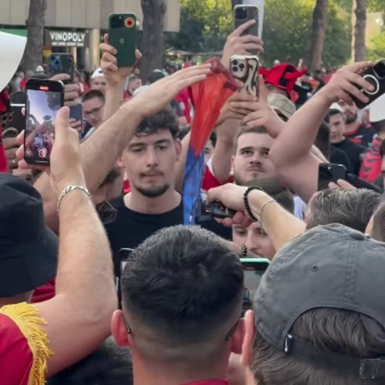 VIDEO Albanski navijači pale i trgaju srpske zastave pred utakmicu sa Srbijom