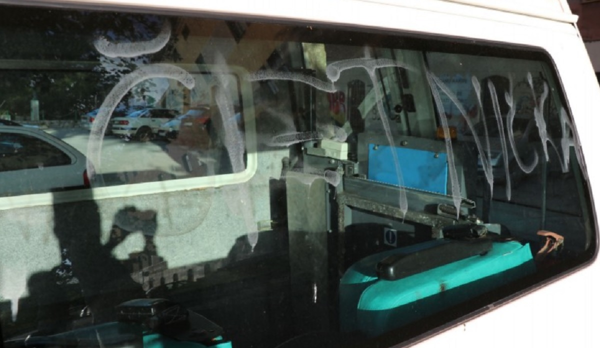 FOTO Na kombi za osobe s invaliditetom u Puli ispisali: Go**a četnička