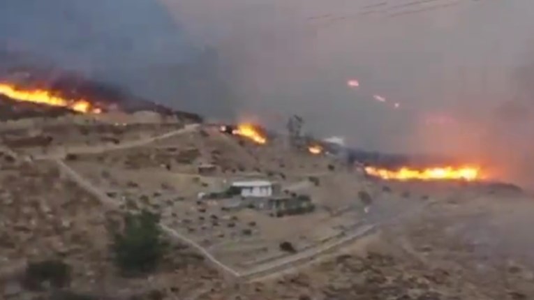 Požar na grčkom otoku oštetio kuće, zbog vjetra se brzo proširio