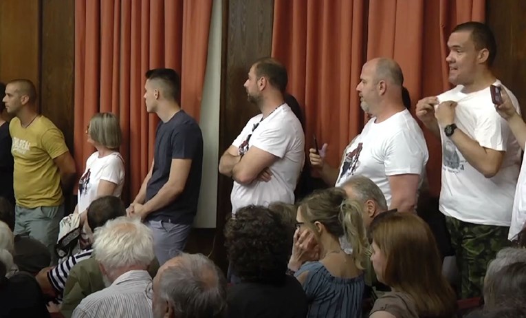Desničari u Beogradu prekinuli performans za žrtve Srebrenice, pogledajte snimku