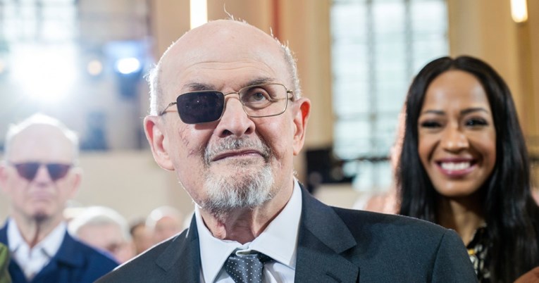 Prije 3 godine pokušao pred publikom ubiti Salmana Rushdieja. Dobio 25 godina zatvora