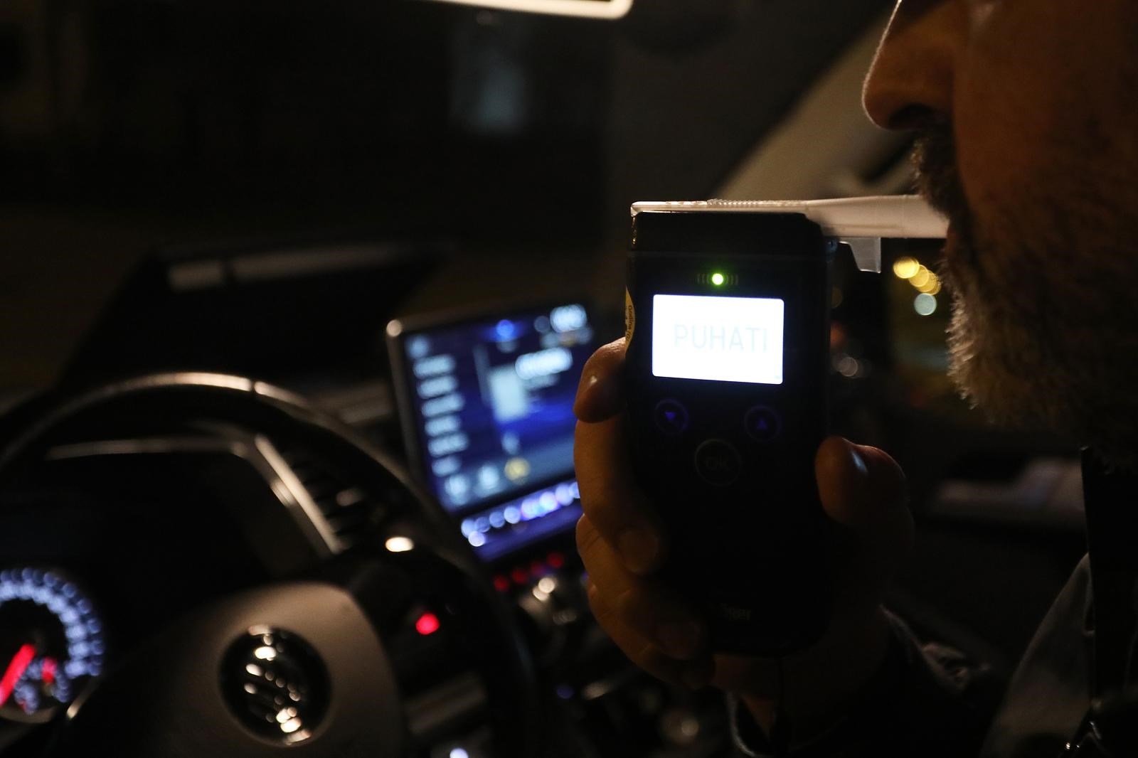 U Slunju pijan sletio s ceste i udario parkirani auto, napuhao 3.7 promila