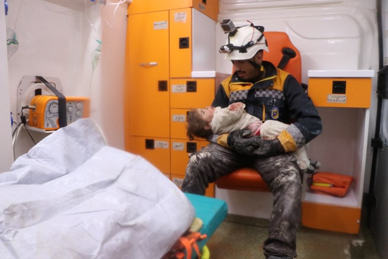 VIDEO Iz ruševina u Siriji spašeno malo dijete