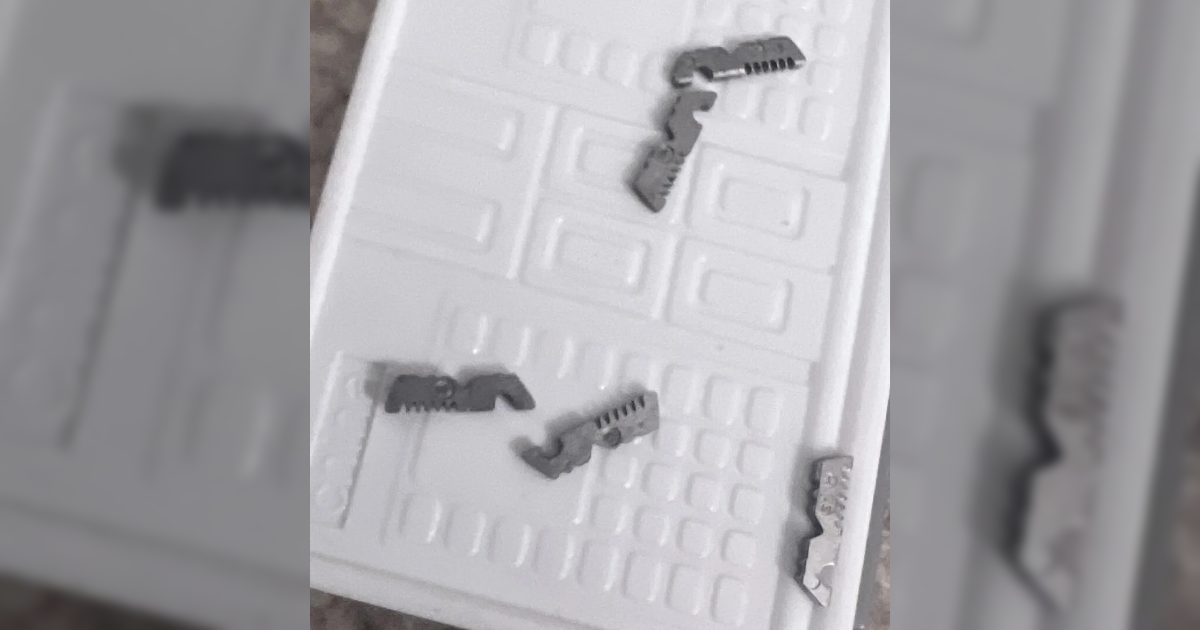 Ugledali čudne metalne komadiće pred vratima, ljudi im rekli da odmah zovu policiju