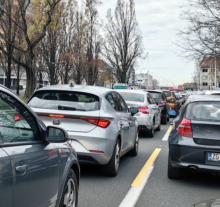 Kako boja automobila stvarno utječe na potrošnju goriva ljeti