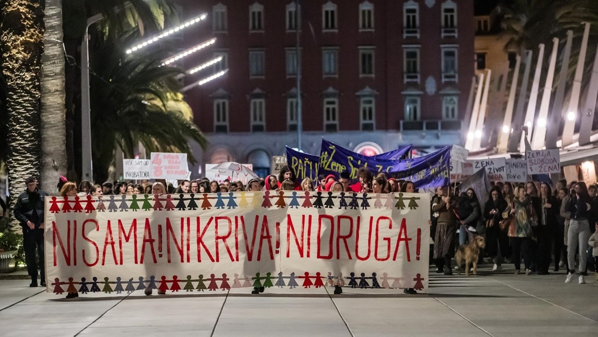 FOTO Više stotina ljudi marširalo za žene u Splitu. Bili Puljak i Ivošević