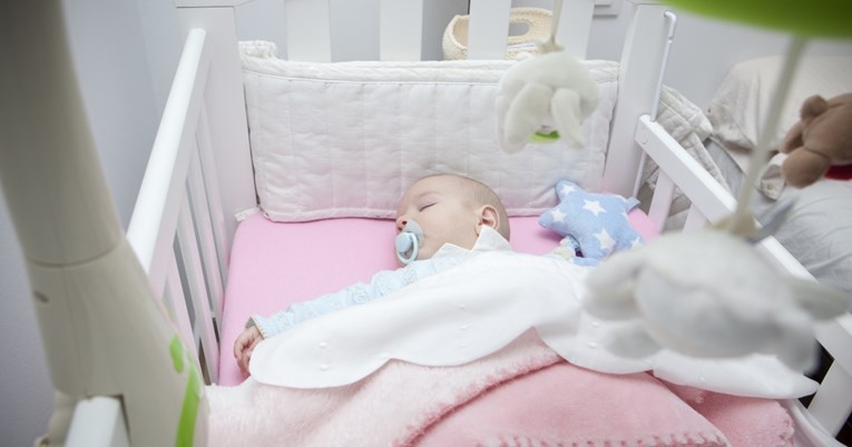 Ovih pet predmeta roditelji stavljaju u krevetiće beba, a mogli bi biti smrtonosni