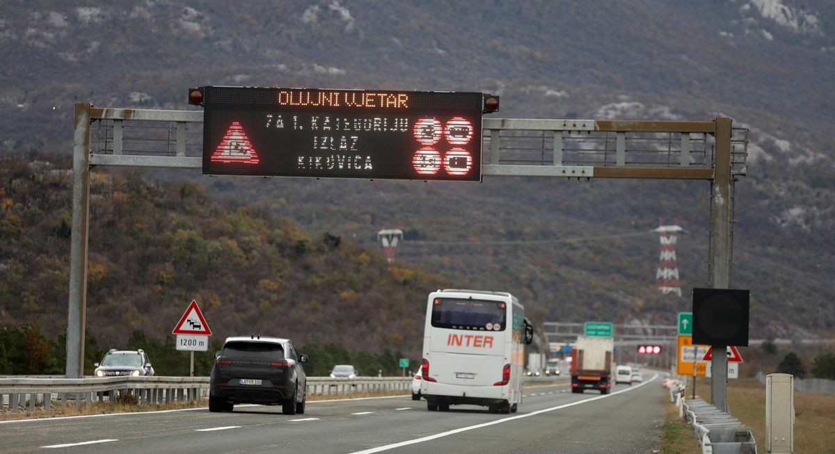 Olujni vjetar pravi probleme na Jadranu. Ogromna gužva na ulasku u Hrvatsku iz Srbije