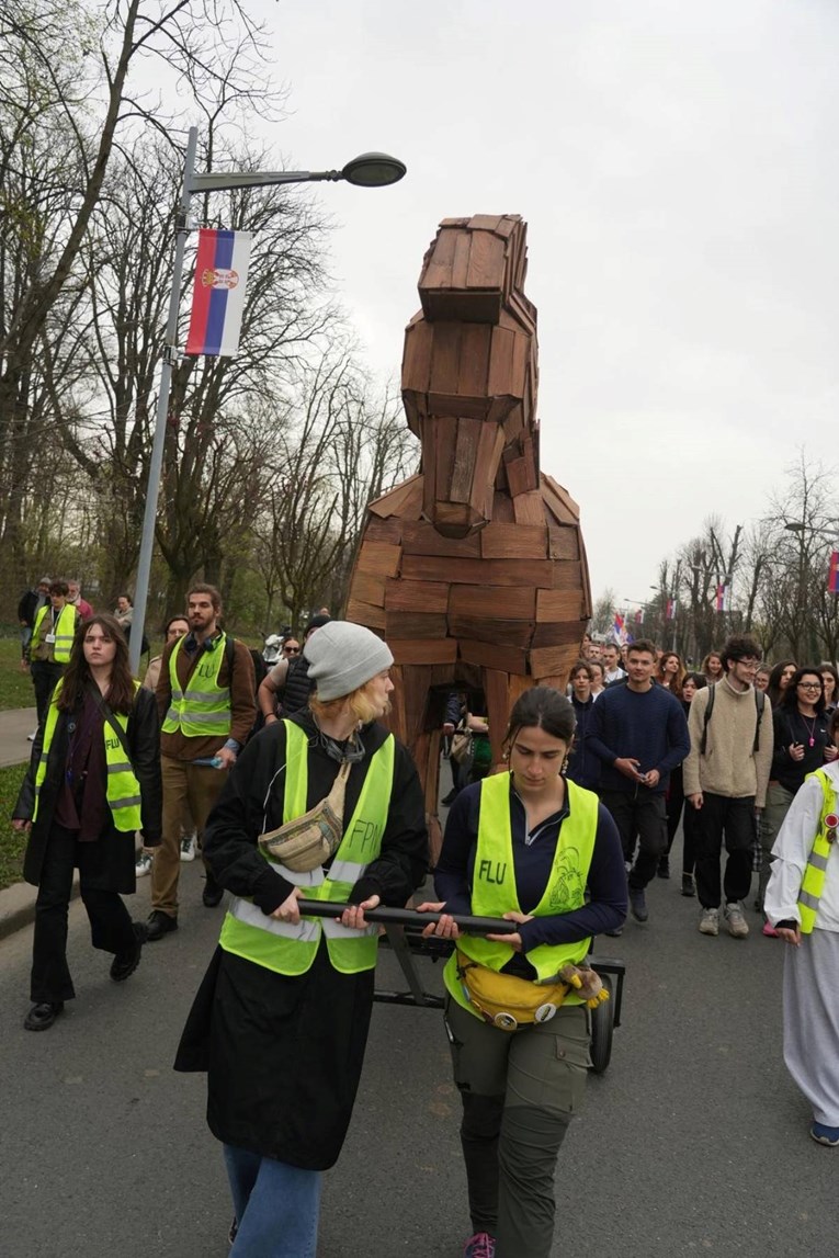 Za prosvjede u Beogradu studenti izradili Trojanskog konja, visok je 3.5 metara