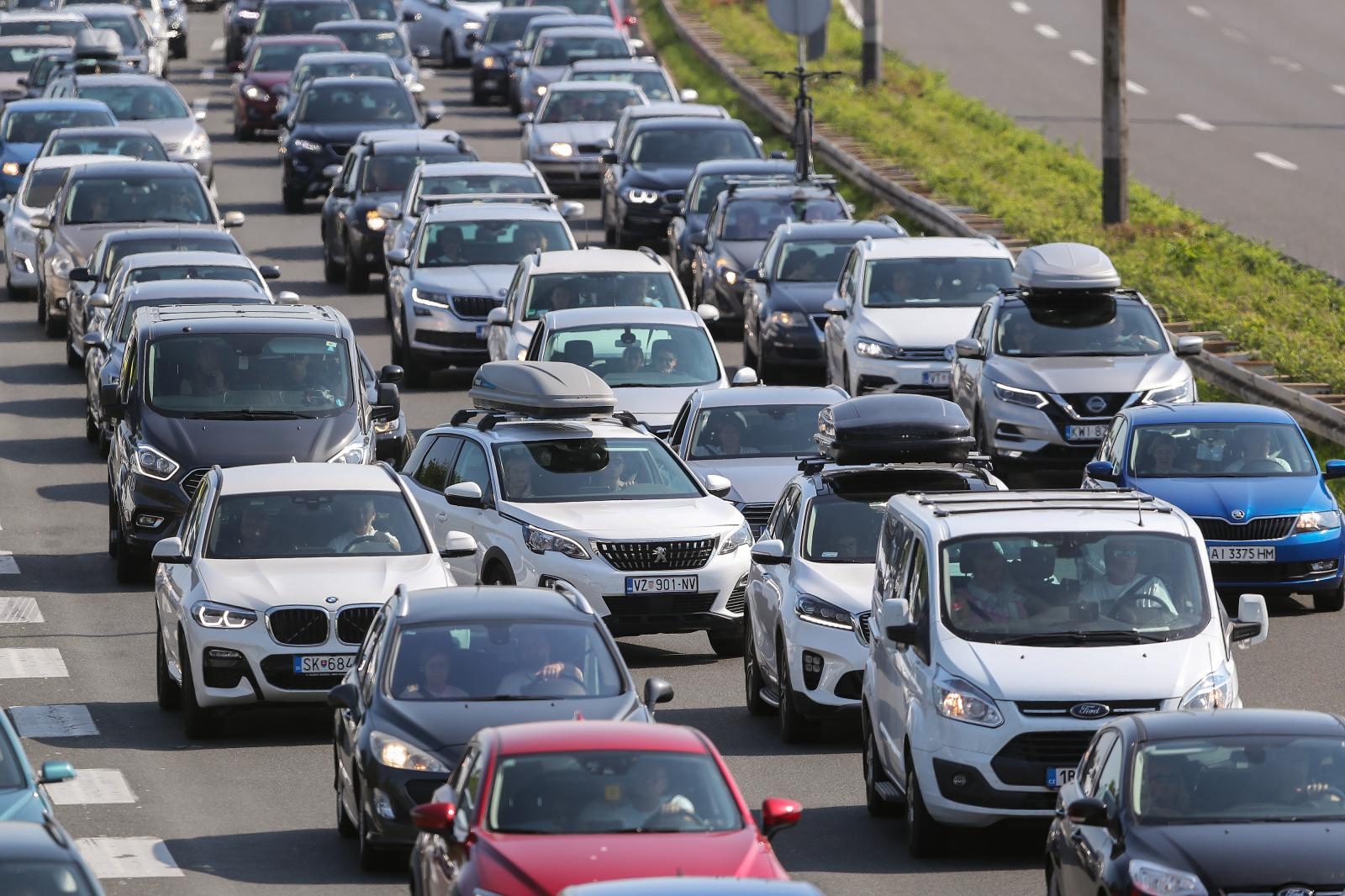Na autocesti A3 pas, pred Lučkom kolona, neke ceste mokre i skliske