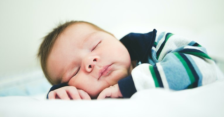 Što napraviti ako se vaša beba okreće na trbuh dok spava?
