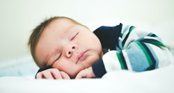 Što napraviti ako se vaša beba okreće na trbuh dok spava?