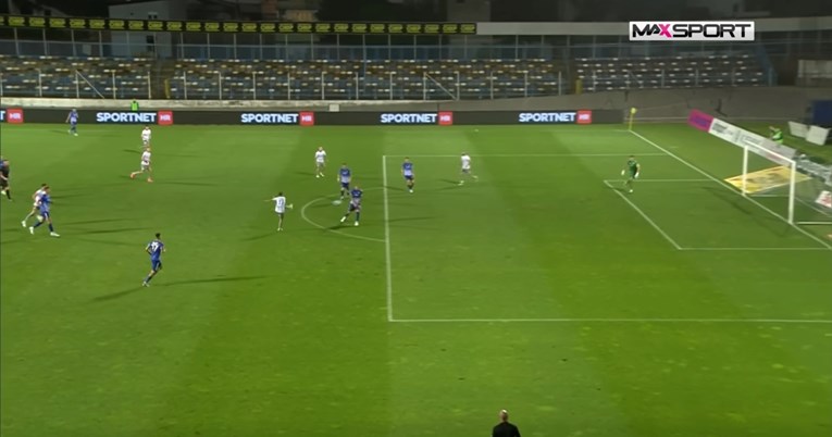 Pogledajte pogrešku golmana Lokomotive. Primio je komičan gol