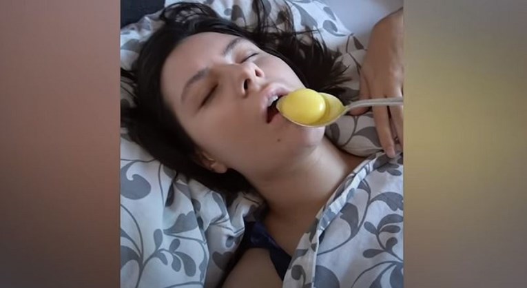 Ženi ubacio žumanjak u usta dok je spavala, zbog onog što se dogodilo snimka je hit