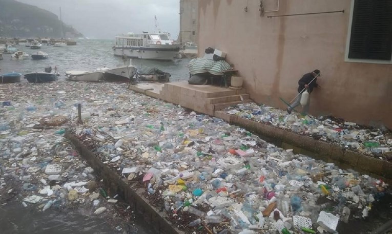Širi se fotografija smeća u moru kod Dubrovnika, nastala je u veljači