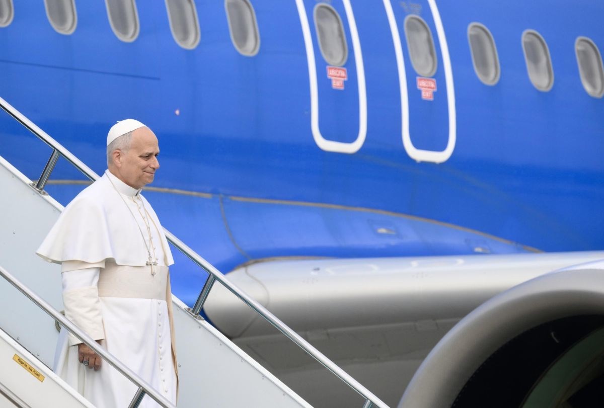 Papa Lav u avionu od novinara dobio pite od bundeve