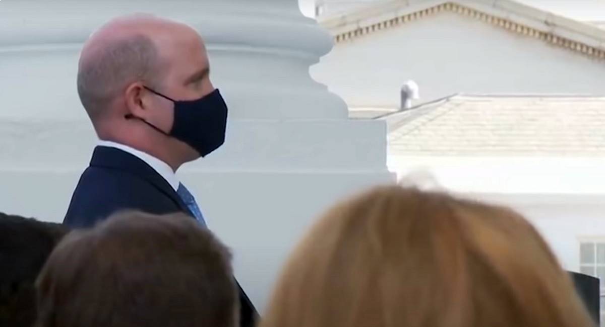 Trump novinaru koji mu je htio postaviti pitanje rekao da skine masku, ovaj ga odbio