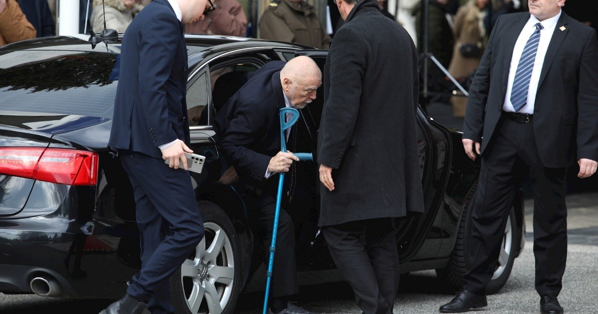 Stjepan Mesić na inauguraciju došao sa štakom, prošle godine je operiran