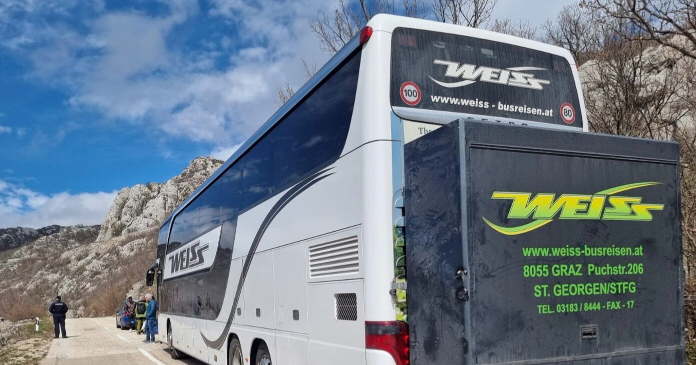 Kod Obrovca zbog bure zapeo autobus iz Austrije. Za putnike osiguran smještaj