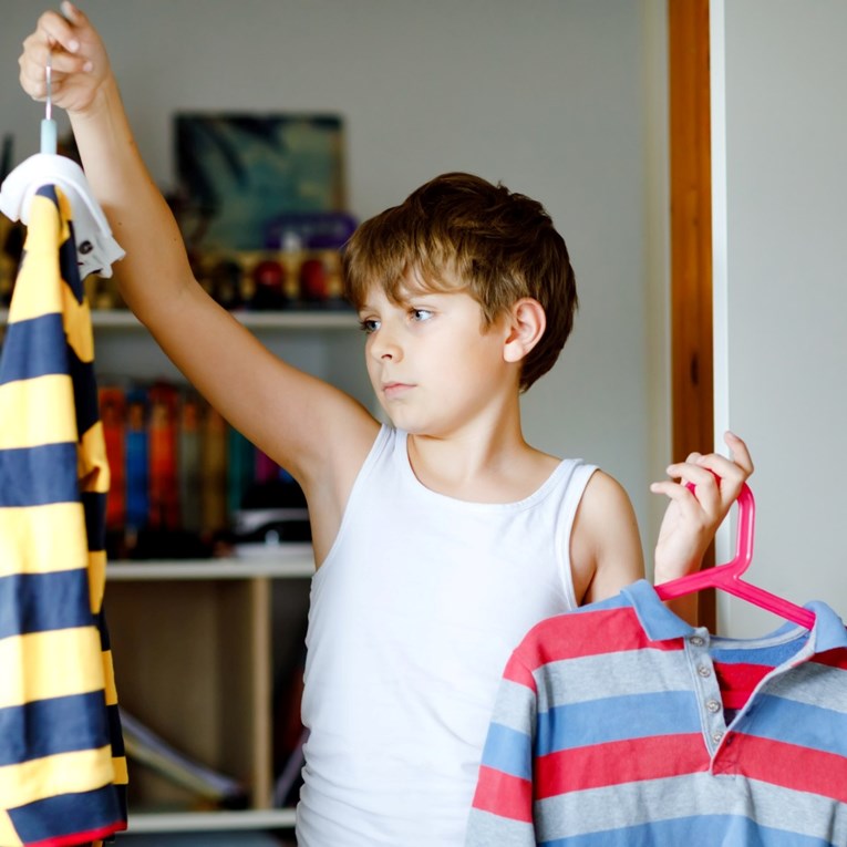 Psihologinje objašnjavaju zašto je važno pustiti dijete da samo bira odjeću koju nosi