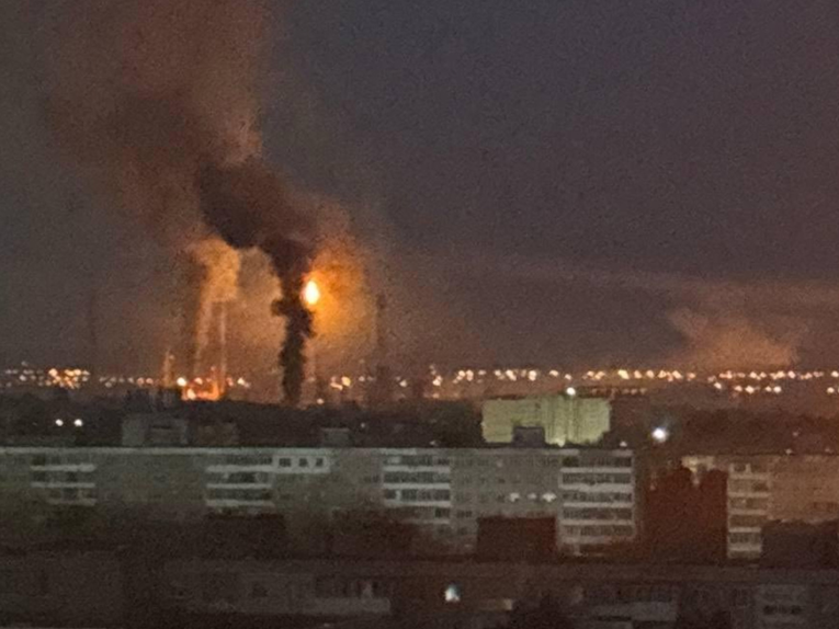 Ukrajinski dronovi pogodili postrojenja u Rusiji. Izbio požar u rafineriji