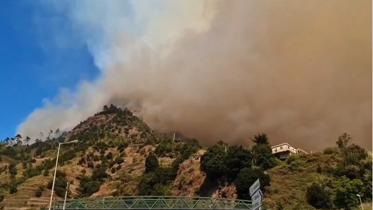 Peti dan bukte požari na portugalskom otoku. Trag dima proteže se 130 km