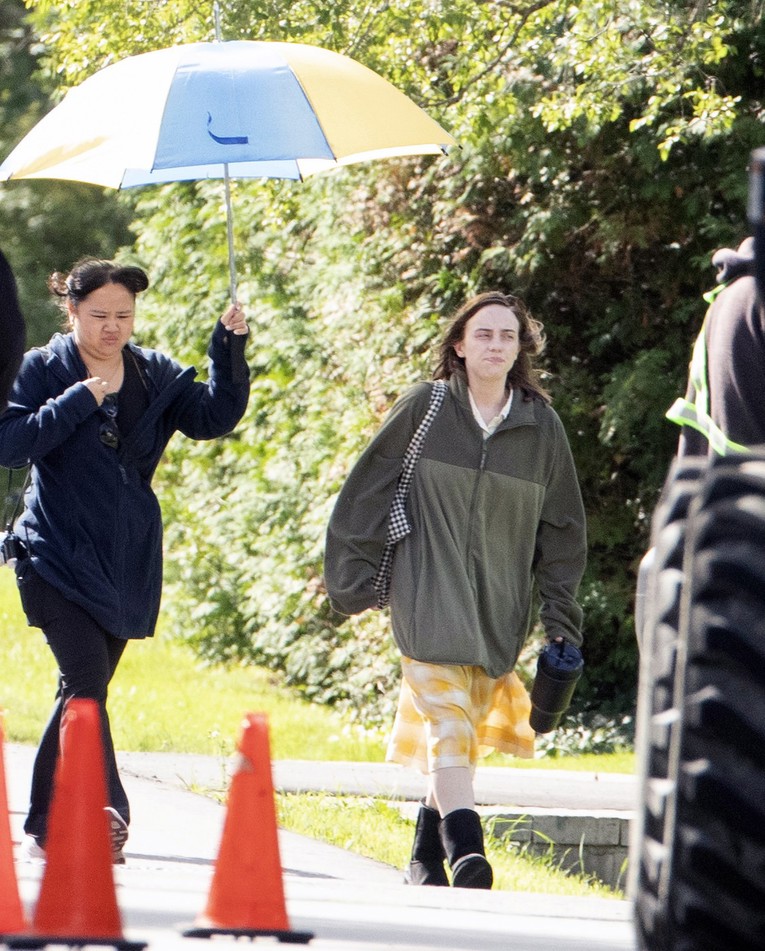 Billie Eilish iznenadila izgledom na snimanju prvog filma, pojavile se fotke sa seta