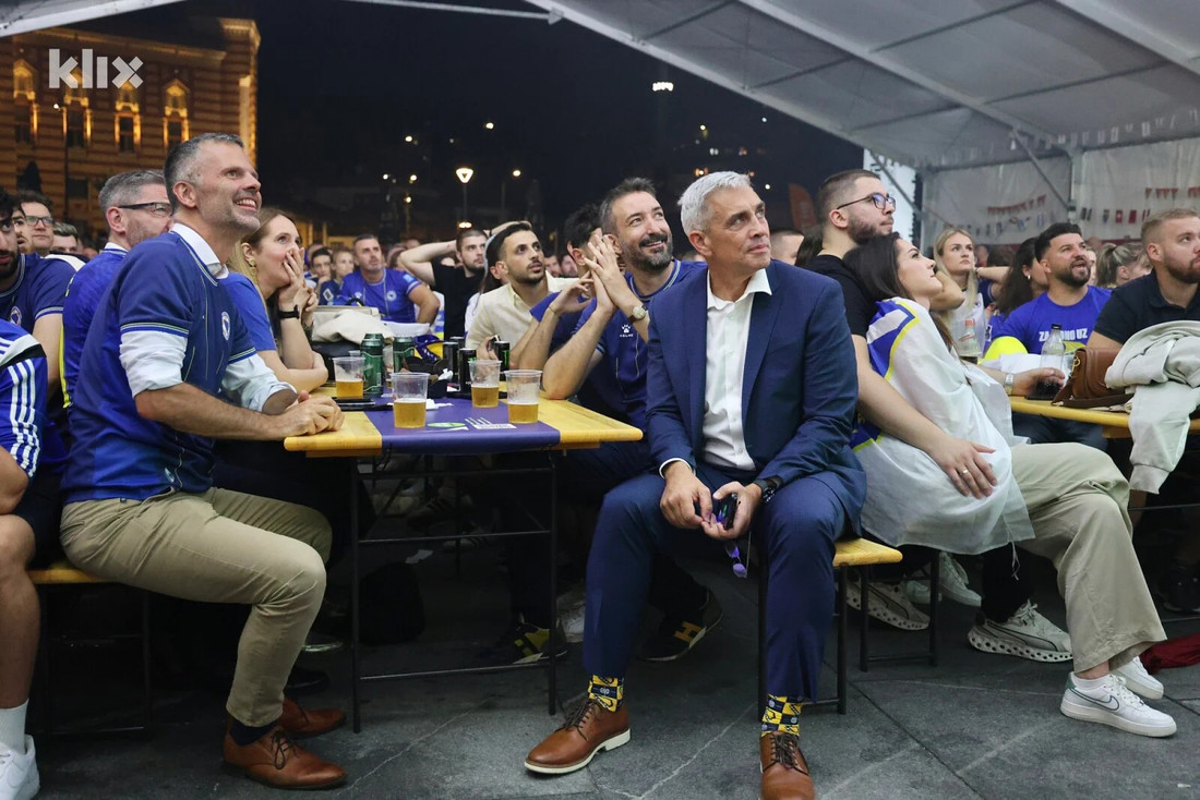 Pogledajte u kakvim je čarapama zapovjednik NATO-a pratio utakmicu