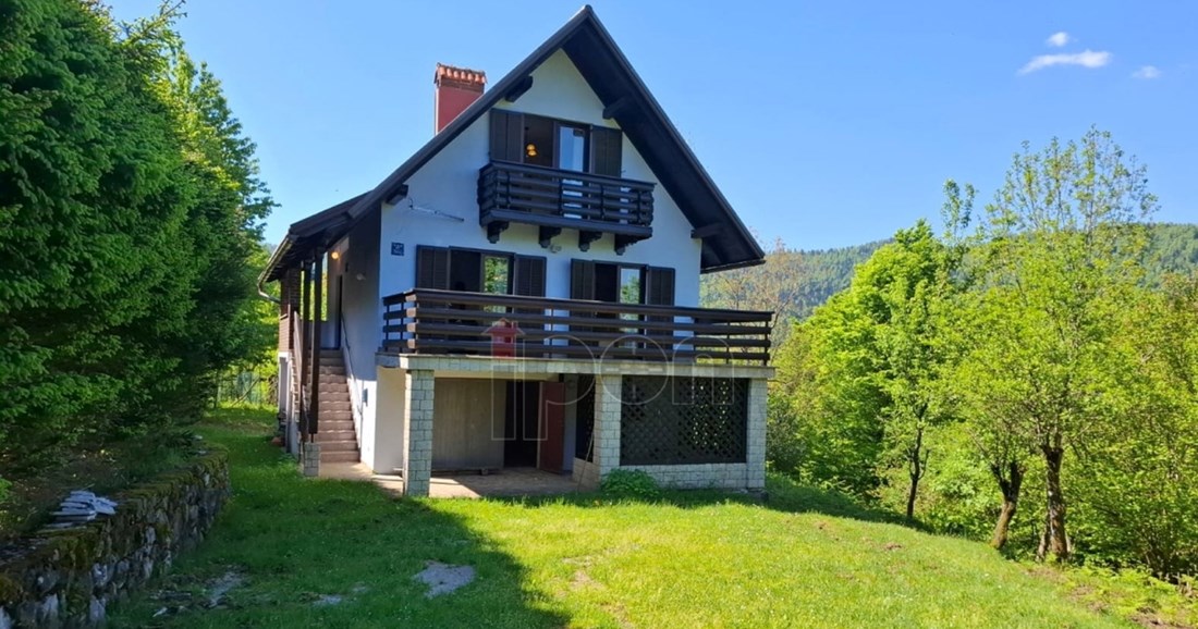 Kuća s tri etaže i pogledom na šumu: Skriveni dragulj blizu izvora Kupe za 235.000 €