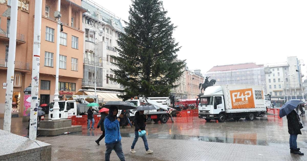 Zbog jake kiše odgođeno ukrašavanje bora na Trgu bana Jelačića