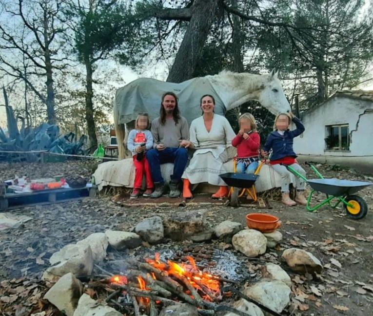 Roditelji s troje djece živjeli u kolibi usred šume u Italiji. Sud im oduzeo djecu